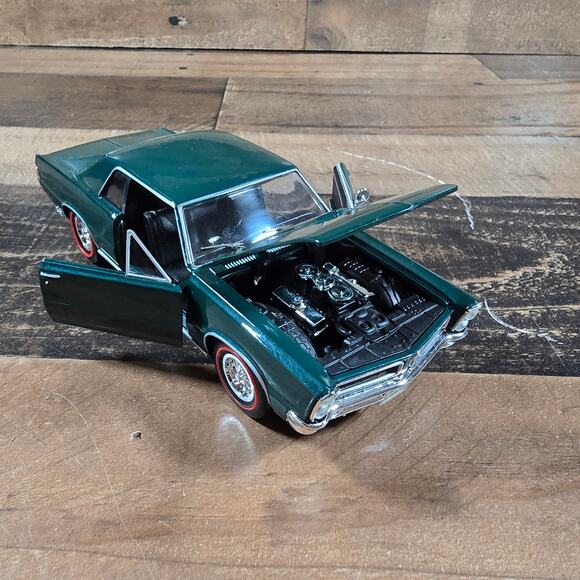 1965 Pontiac GTO Green Diecast Model Car 1:24 Scale - Picture 5 of 9